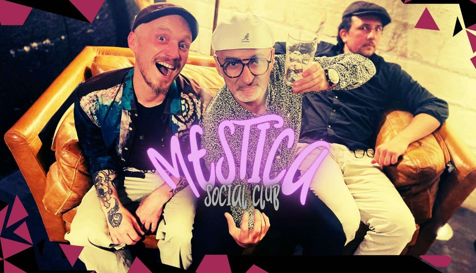 trois personnes sur un canapé