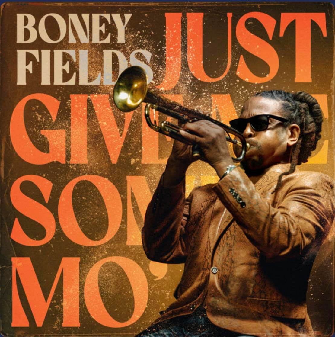 un homme joue de la trompette