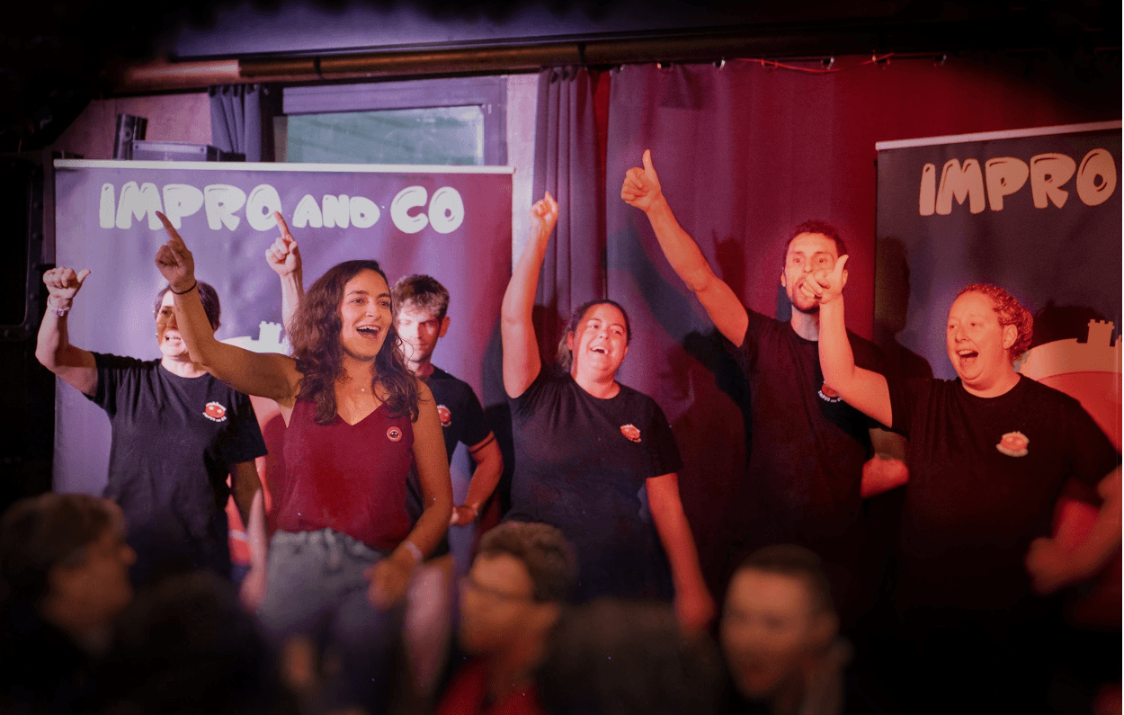 groupe de théâtre d'impromptues en train de jouer