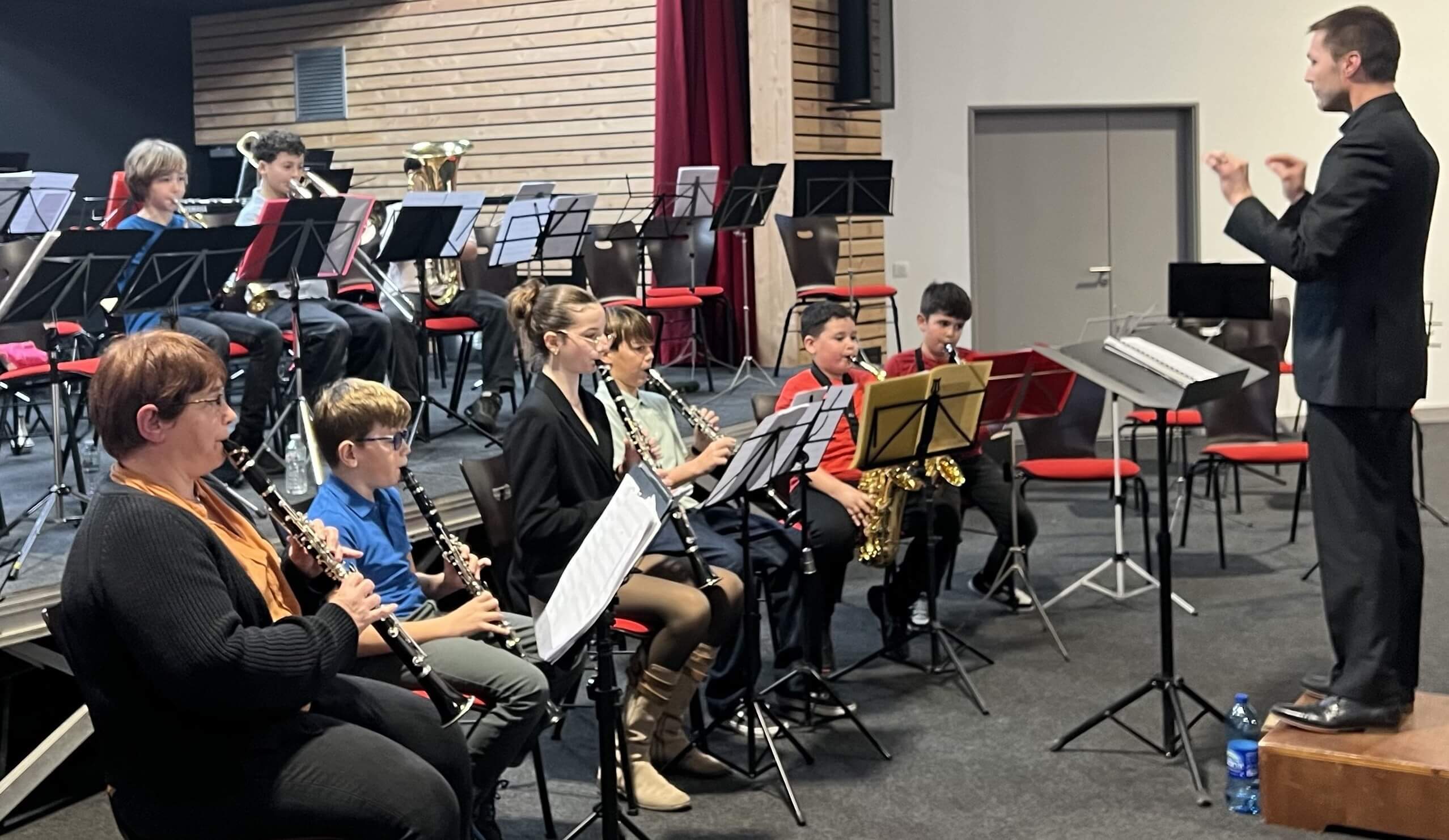 une école de musique en train de jouer