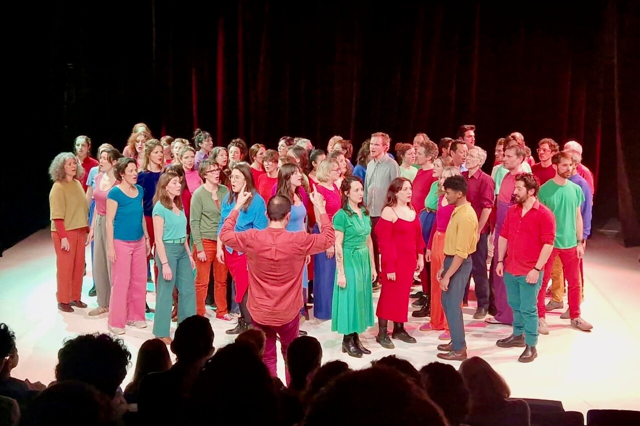 une chorale avec des personnes aux tenues colorées