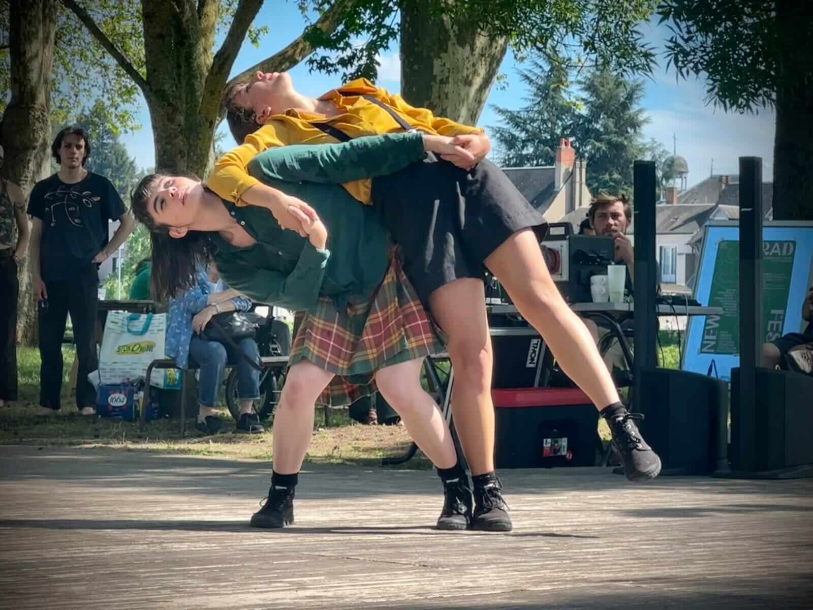 Deux artistes sur scène
