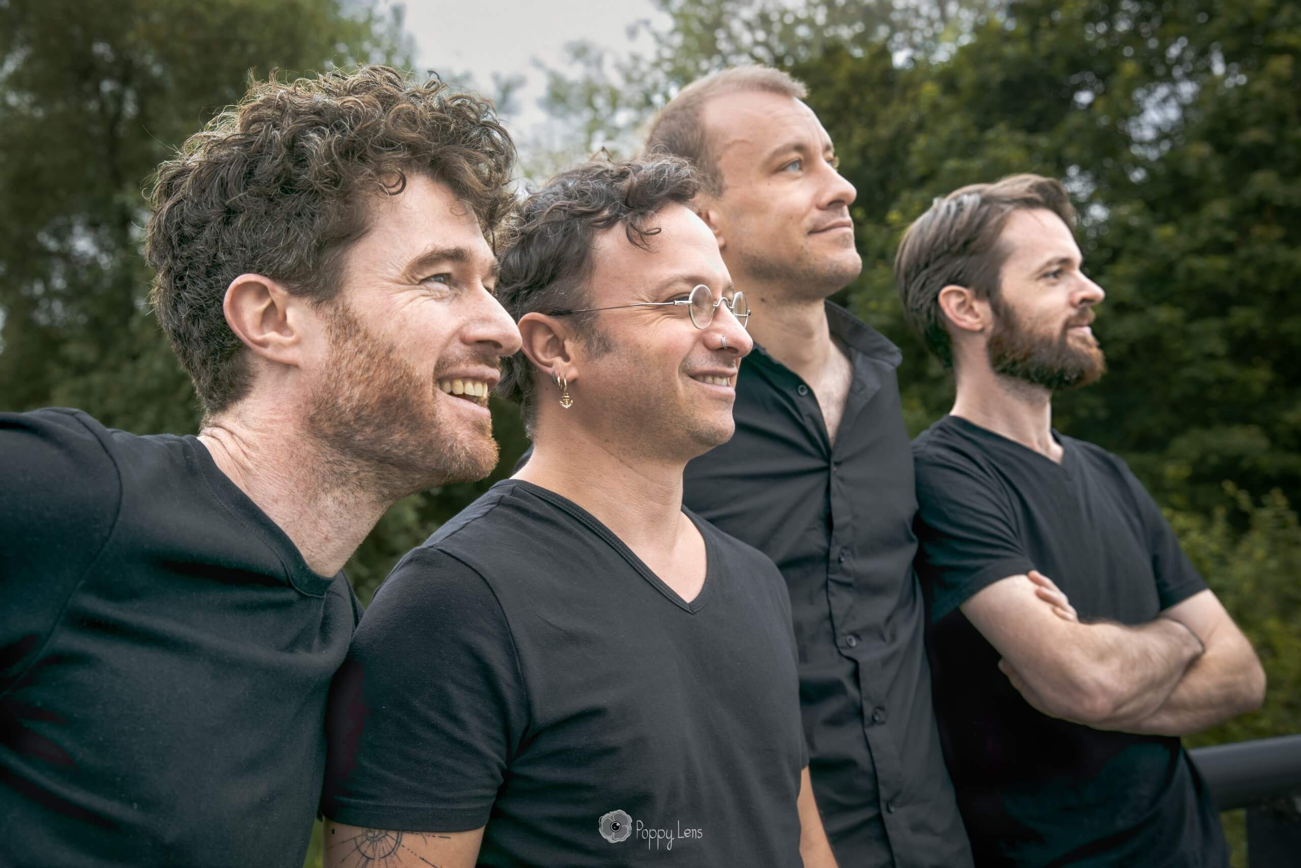 4 hommes habillés en noir
