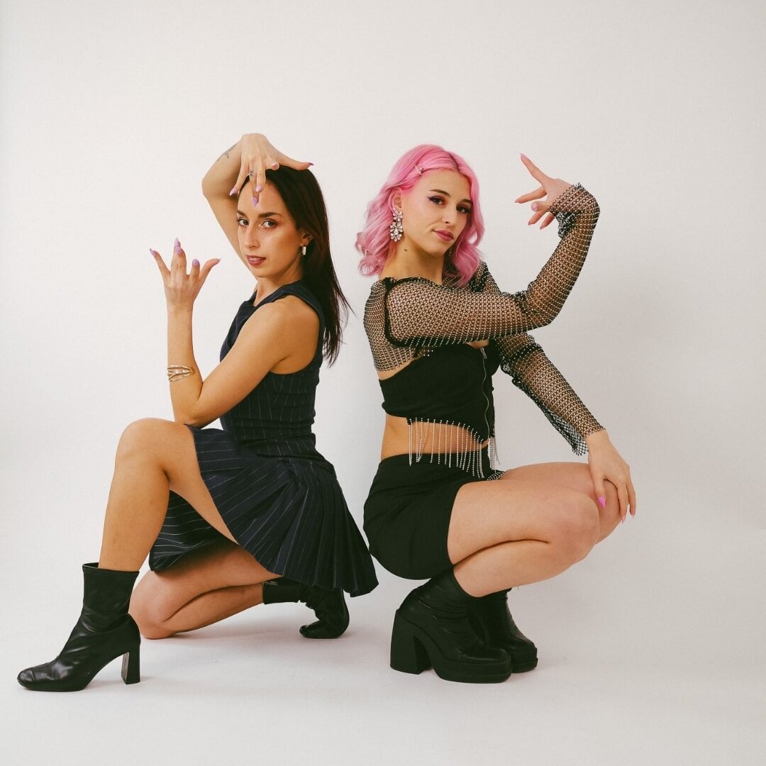 Deux artistes posent assises