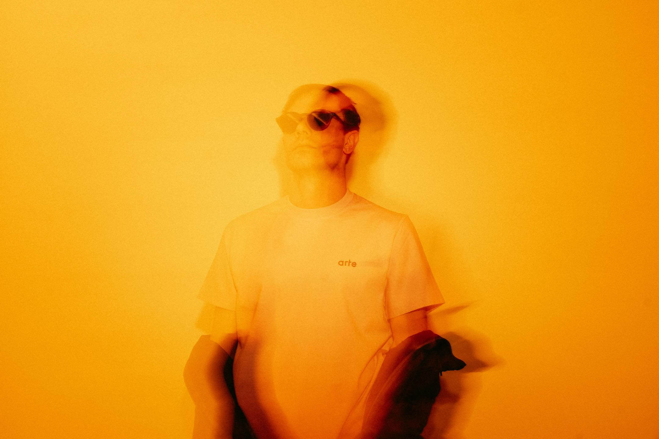Dj Toro avec un filtre jaune