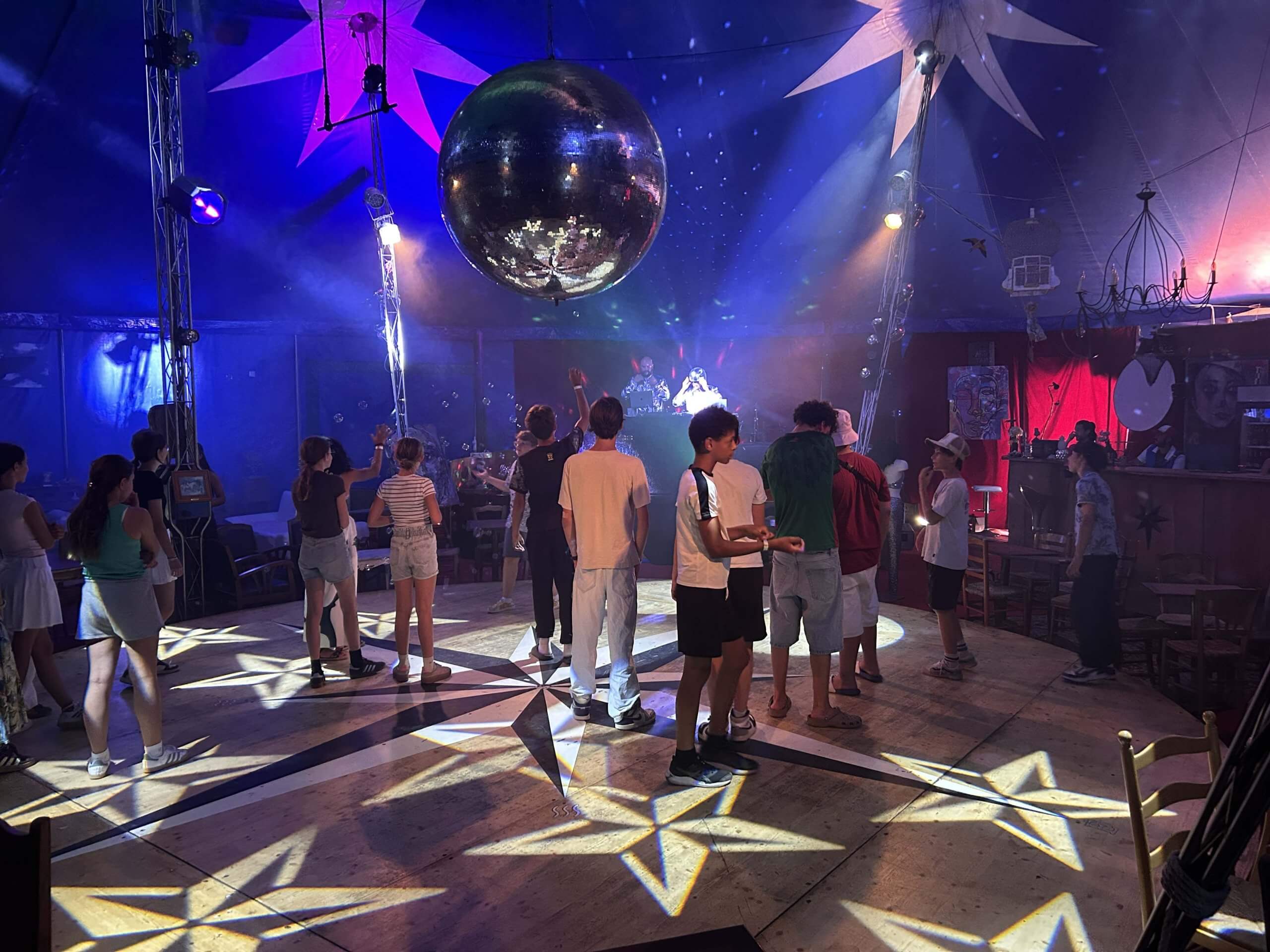 des adolescents sur la piste de danse pendant une teen's party